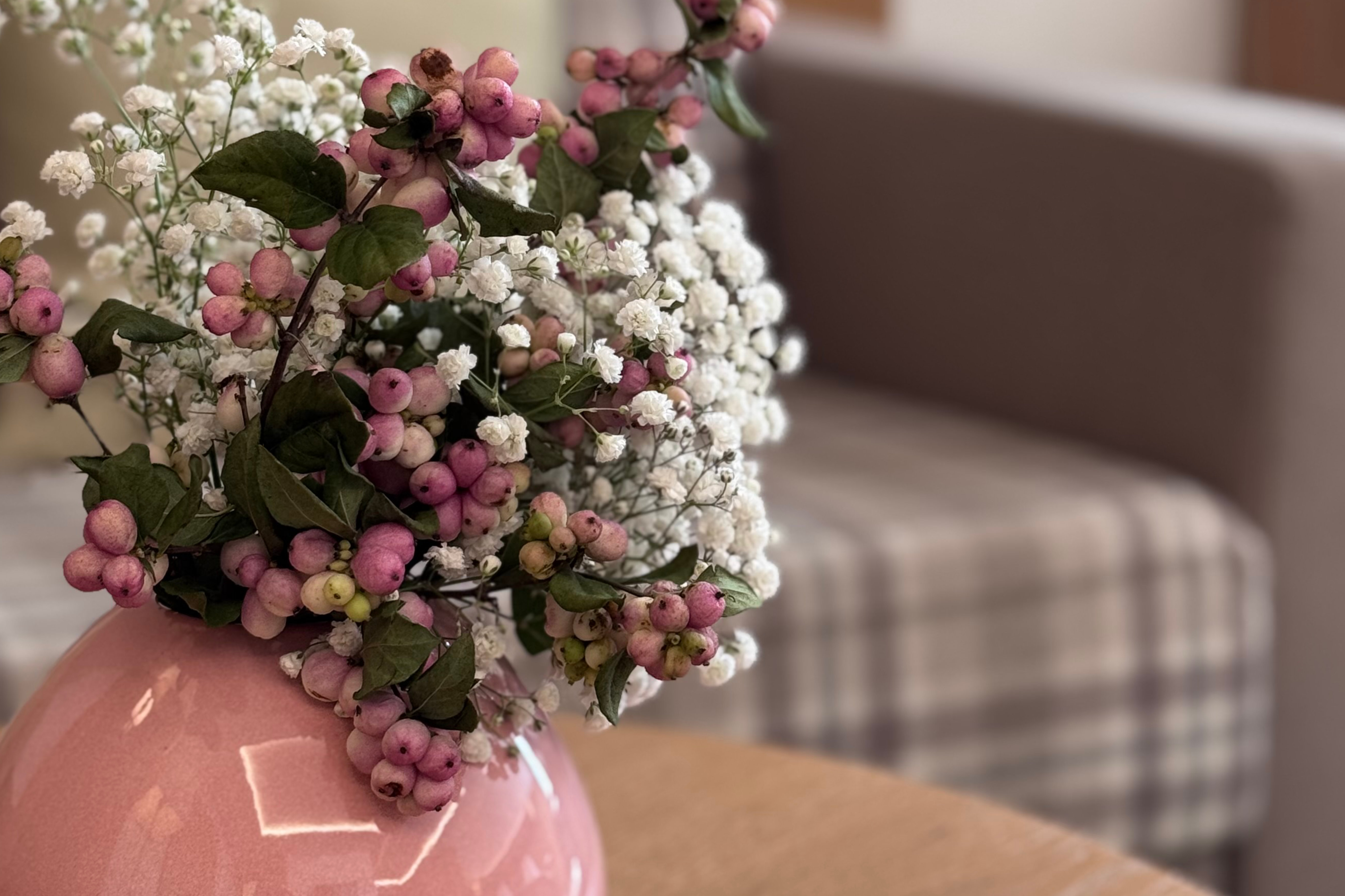 eine Vase mit Blumen auf einem Tisch