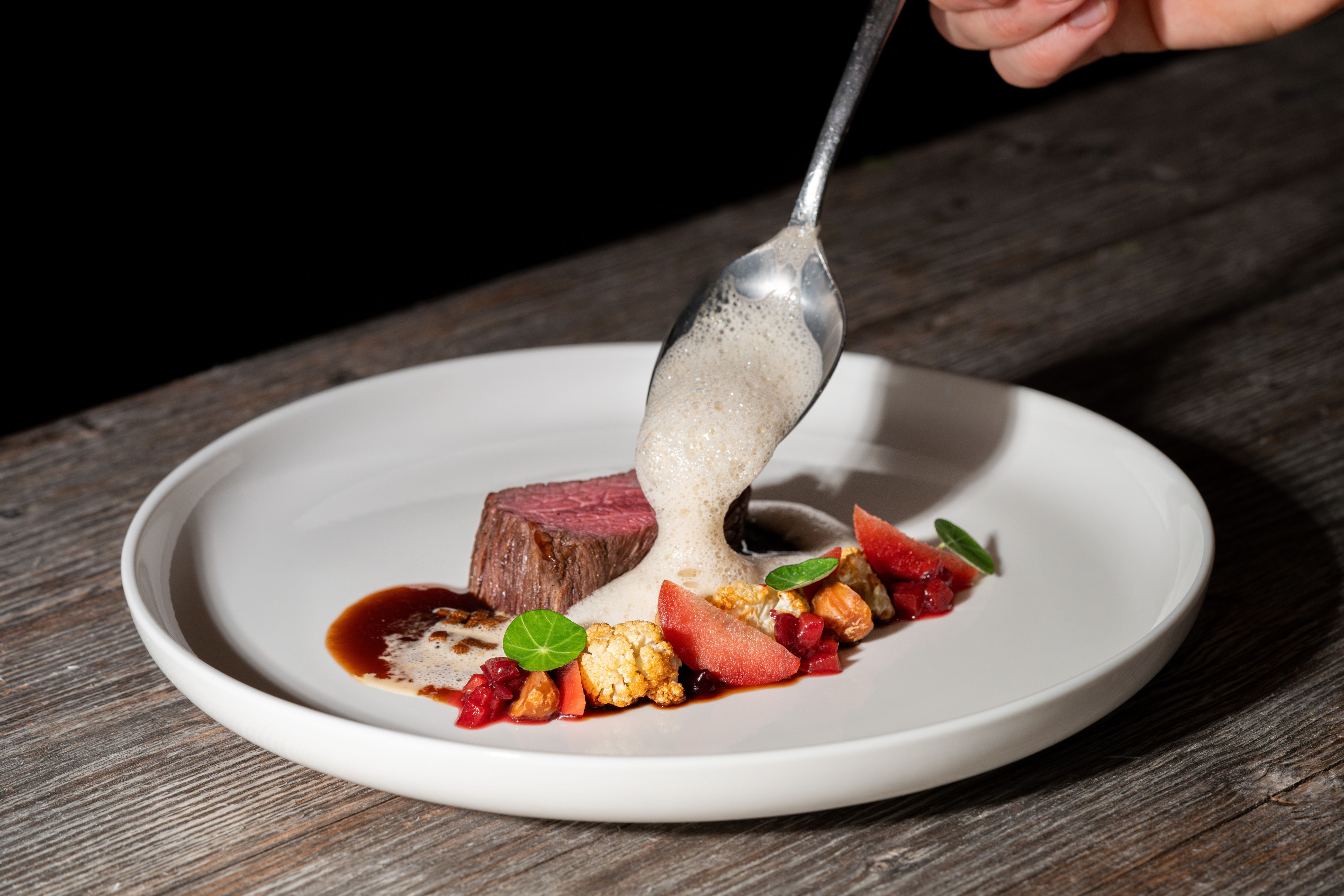 ein Teller mit Essen und einem Löffel